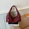 Bolsa de Mão Fashion com Design de Nicho Verão 2026 Casual Personalidade Bolsa de Ombro Simples Exquisite Tendência Bolsa com Rebites para Mulheres