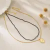 Colar Pingente Oval Gravado em Forma de M Dourado Preto Focado em Design Luxo Leve Nicho Sensação de Alto Padrão Acessório Pingente para Mulheres Moderno Versátil