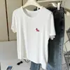 Camiseta estilosa de manga curta com um pequeno bordado de cavalo, perfeita para mulheres na primavera e no verão. Top macio, gola redonda, versátil, camada base casual e elástica