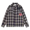 Camisa masculina xadrez de flanela, de manga longa, com corte solto, ombros caídos, detalhes de apliques, emblema único de estrela, múltiplos bolsos e um estilo modificado, feito à mão.