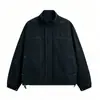 Chaqueta de trabajo con capucha verde militar personalizada de fábrica para hombre, con bordes crudos y múltiples bolsillos, con un diseño desgastado y moderno