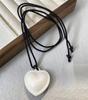 Collar Largo con Colgante de Amor Negro para Mujer Otoño e Invierno Cadena de Clavícula de Cuero Accesorios Fiebre Mismo Sentido del Diseño Cadena para Suéter