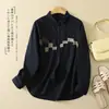Tiro real: Camisa branca de algodão e linho de manga longa, bordada geometricamente, casual e elegante, com visual profissional, exalando elegância e efeito emagrecedor, para mulheres.