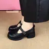Sandálias Femininas Macias de Solado Novo 2026 Sandálias de Tira Retro Mãe Casuais Bico Redondo Confortáveis Sapatos de Couro Sapatos para Meia-Idade Sapatos Franceses Simples