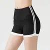 Shorts esportivos de secagem rápida com cintura alta, listras em cores contrastantes nas laterais, controle e modelagem da barriga, adequados para fitness ao ar livre e yoga.