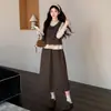 Novas roupas de maternidade para outono e inverno: um vestido colete de bolinhas para usar por cima, combinado com um conjunto de duas peças com detalhes em renda e design de amarrar para cobrir e dar suporte à barriga
