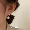 Otoño e Invierno Estilo Francés Dama Elegante Estilo de Lujo Accesible Pendientes Negros de Gama Alta Pendientes Pequeños Sencillos Pendientes para Mujer