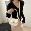 Bolso pequeño y elegante de mujer, con un solo hombro, con textura sencilla y moderna, primavera 2025
