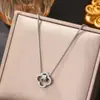 Novo Colar de Trevo de Quatro Folhas Estilo Coreano com Zircônia Microincrustada em Aço Titânio para Mulheres, Banhado a Cobre com Ouro Real, Corrente de Clavícula Tendência