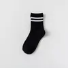 Nuevos Calcetines Otoño/Invierno 2025 Rayados de Dos Rayas Calcetines para Mujer Versátiles de Color Sólido Media Pantorrilla Calcetines de Algodón para Mujer Fabricante Mayorista