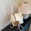 Bolso Cubo de Gran Capacidad con Textura de Alta Gama para Mujer Nuevo Verano 2025 Moda de Nicho Ropa Casual de Trabajo Bolso de Hombro Cruzado