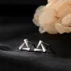 Pendientes de botón geométricos de moda de plata pura S999 para mujer, Pendientes pequeños simples de nicho de lujo ligero, Amigables con las orejas para uso diario, Al por mayor