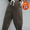 Colección de invierno 2024: pantalones de pana, forrados de forro polar, engrosados, estilo harén, con etiqueta, pantalones largos de moda, cintura elástica, corte holgado, versátiles y modernos