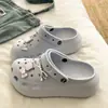 Song Xiaoke 2026 Modelo Nuevo para Aumentar la Altura Suela Gruesa Simples Casuales EVA Puntera Cerrada Zuecos para Mujeres y Parejas para Uso al Aire Libre