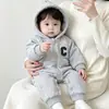 Macacão de bebê, coleção primavera e outono, roupas infantis, moletom com capuz para bebês meninos, estiloso e moderno, com letra C e zíper