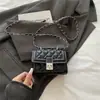 Bolso pequeño cuadrado de un solo hombro cruzado con cierre, elegante, para mujer, nuevo estilo 2026, moderno, a la moda, diseño de diamantes, hilo bordado, cadena, bolso simple