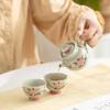 Juego de té de viaje con camelia pintada a mano, color bajo cubierta, una tetera, dos tazas, tetera de cerámica portátil para exteriores