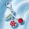 Exquisito colgante de cereza con incrustaciones de diamantes, efecto de goteo de aceite, llavero de fruta realista, accesorios decorativos DIY para bolsos
