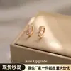 Aretes de moño en oro rosa, aretes pequeños y exquisitos, tachuelas únicas de nicho para mujer de verano, nuevos accesorios para orejas de moda 2026