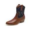 Artículos en stock Botas de vaquero occidentales para mujer Botines punta fina tacón grueso botas con bordado retro estilo otoño e invierno Botines versátiles para mujer Transfronterizo