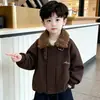 Ropa de Invierno para Niños Letras Bordadas Chaqueta con Cuello de Piel Estilo Coreano Chaqueta Acolchada Infantil con Cuello de Piel Fresco Ropa para Niños Pequeños y Niños Pequeños Moderna