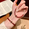 Pulsera de Ágata Roja Natural con Pequeñas Perlas Doradas y Perlas de Transferencia Completas de Diamante, Elegante y de Moda, Lujo Ligero, Regalo de Año Nuevo de Alta Gama para Mujeres