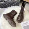 Elegantes y estilizan, estas botas estilo Martin para mujer para otoño e invierno 2026 cuentan con un suave empeine de piel, punta redonda, suela plana y un diseño versátil. También están forrados con forro polar para mayor calidez.