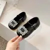 Zapatos de tacón individuales para niña con hebilla de pedrería, Nuevo estilo Primavera/Verano 2026, Zapatos de piel estilo coreano, Zapatos de princesa de suela blanda para niños