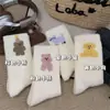 Calcetines lindos de otoño e invierno para mujer, calcetines largos hasta la mitad de la pantorrilla, calcetines blancos de dibujos animados de oso estilo japonés, forrados de felpa, engrosados y cálidos