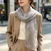 Bufanda delgada de color liso con textura arrugada de imitación seda para mujer, adecuada para uso casual en otoño e invierno, con diseño plisado de organza en color contrastante.