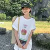 Camiseta Blanca de Manga Corta para Mujer, Verano 2026 Nuevo Estilo Retro Popular con Estampado de Manzana y Diseño de Letras