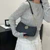 Bolsa de Ombro Retro Popular Transfronteiriça para Mulheres, Nova Bolsa Quadrada Pequena com Estampa de Letras e Corrente, Bolsa de Ombro e de Mão para Mulheres