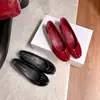 Sapatos femininos de sola reta para aumentar a altura com separador de dedos, novo modelo da primavera de 2026, sapatos rasos slip-on em bordô com tela e strass