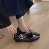 Sandálias Pontudas Deslumbrantes Estilo Francês para Mulheres, Corte Baixo, Salto Bloco, Design com Fivela de Metal, Sapatos Versáteis para Mulheres que Combinam Bem com Vestidos