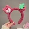 Diadema de Oso con Cabeza de Fresa para Lavado Facial de Mujer Otoño e Invierno Diadema de Peluche Máscara Cueva Especial para el Cabello Adorno para la Cabeza Diadema de Oso
