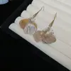 Pendientes de Flor de Pétalo Hueco Estilo Metal Aguja Plateada, Pendientes de Lujo Ligero de Gama Alta, Pendientes Versátiles de Moda Transfronteriza Europea y Americana