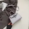 Estilo Coreano 2025 Verão Nova Bolsa de Ombro Feminina Design Distintivo Bolsa de Axila Moda Nicho Feminina Portátil Pequena Quadrada