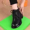 Botas estilo Martin com sola macia e bico redondo, botas femininas de algodão, nova coleção outono/inverno 2026, forradas com fleece para aquecimento, rasas para mulheres de meia-idade, botas de tornozelo da moda