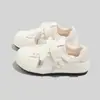 Zapatillas Planas de Campana para Mujer 2026 Verano Nuevo Bordado de Dibujos Animados Velcro Versátil Moda Zapatos Blancos 3705