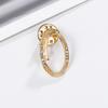 Venta caliente broche de chapado de alta precisión alto sentido aleación retro estilo pequeño fragante joyería accesorios de diamante fabricantes de letras al por mayor