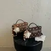 Bolso bandolera para mujer, un bolso de mano de gamuza con lunares de nicho, nueva colección otoño/invierno 2026, moderno y versátil para el uso diario y para ir al trabajo