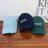 Boné de Baseball Ins de Primavera Estilo Coreano com Borda Desfiada para Mulheres com Bordado de Letra, Boné de Baseball Casual Versátil de Topo Macio para Uso ao Ar Livre para Homens