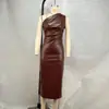 Elegante vestido largo de moda estilo europeo y americano, cuero PU, costuras de color sólido, wrap chest, hombro asimétrico, ajustado, ajustado, ajustado, cremallera lateral