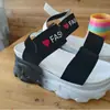 2023 Verão novo estilo coreano moda boca de peixe fivela colorida plataforma moda casual tingido esportes