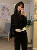 Jaqueta casual com botões estilo vintage, franzidos ondulados irregulares e capuz, top slim fit novo outono/inverno 2026 para mulheres