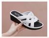 Pantuflas de estilo nuevo para mujer de verano, de plataforma de tacón medio de suela gruesa, modernas, casuales, para el hogar, baño, pantuflas de estilo coreano