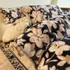 Juego de ropa de cama de cuatro piezas de terciopelo de leche de invierno con diseño de pompón, que incluye una funda de edredón gruesa de forro polar de coral bordada y una sábana bajera.