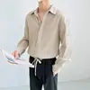 Camisa masculina de manga longa de alta qualidade com textura plissada, camisa da moda estilo coreano, novo estilo primavera e outono, top casual estiloso e solto para homens