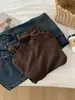 Elegante top ajustado de estilo coreano con un pequeño cuello mao, tejido elástico y una silueta favorecedora. Esta camiseta versátil de manga larga y color sólido es perfecta como capa base para otoño e invierno