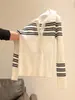 Camiseta de punto de manga larga a rayas de color contrastante, camiseta básica para mujer, nuevo estilo principios de otoño 2026, top blanco de cuello semiabierto